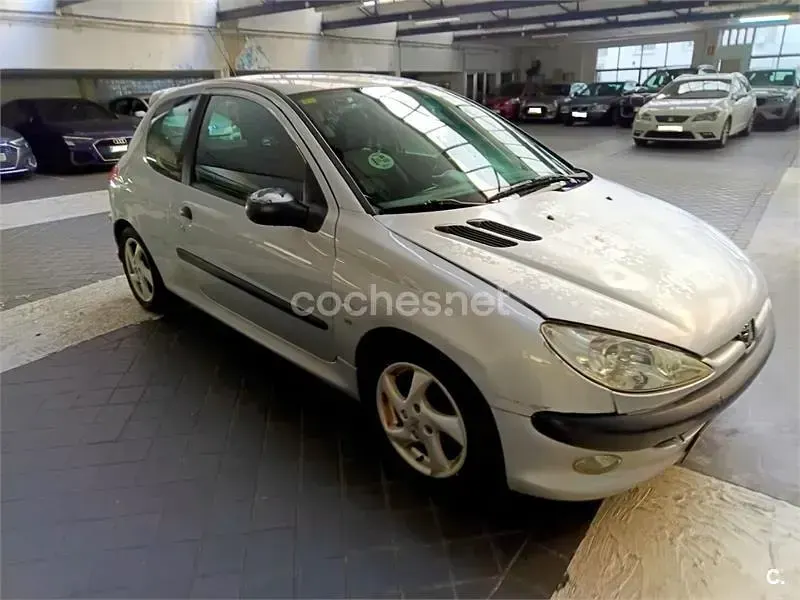 Usado Peugeot 206 110 CV (80 kW) 2001 Gris / plata Berlina