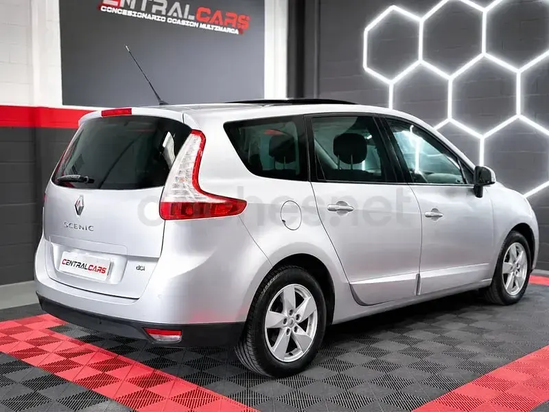 Usado Renault Grand Scénic Expression 105 CV (77 kW) 2010 Gris / plata Monovolumen