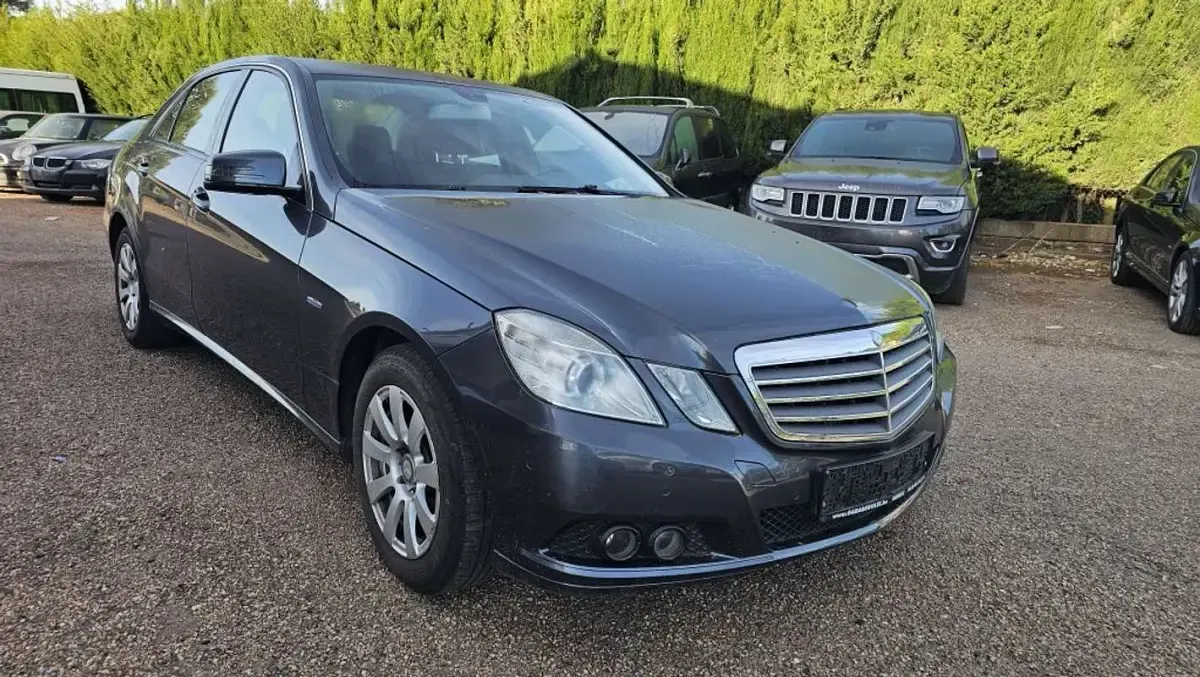 Usado Mercedes E200 Elegance 136 CV (100 kW) 2010 Gris Berlina