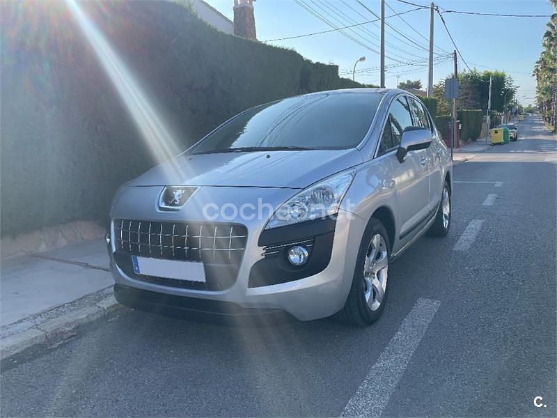 Usado Peugeot 3008 120 CV (88 kW) 2010 Gris / plata Familiar