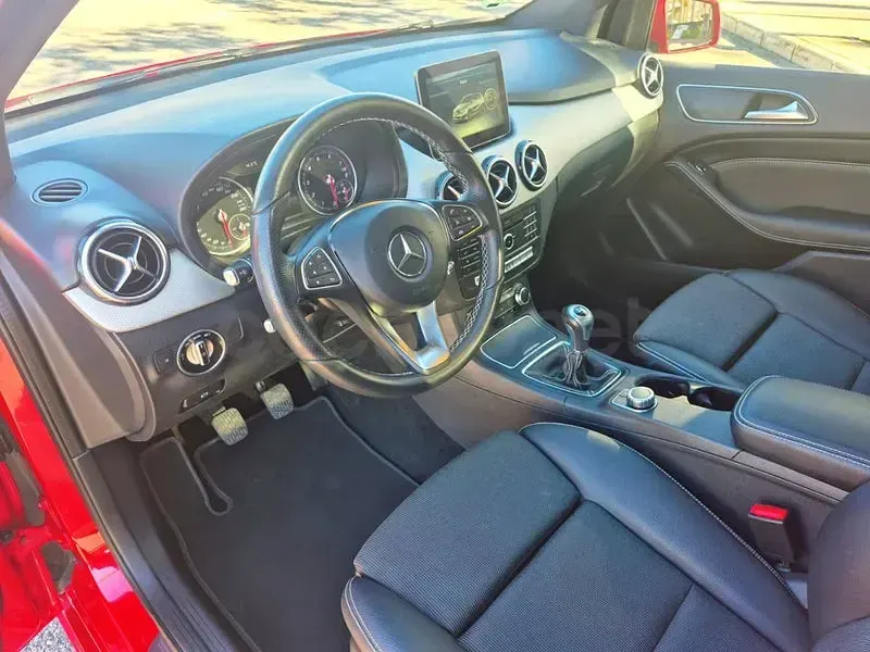 Usado Mercedes B180 122 CV (89 kW) 2018 Rojo Monovolumen
