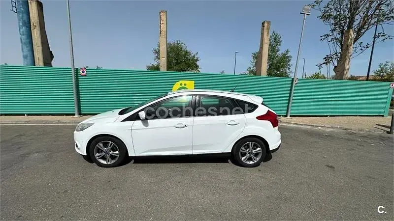 Usado Ford Focus Trend 115 CV (84 kW) 2014 Blanco Berlina