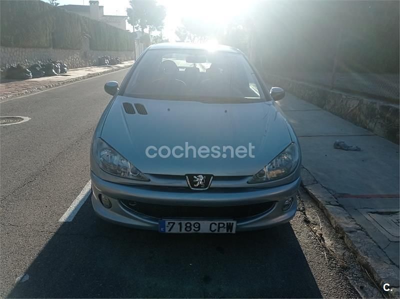 Usado Peugeot 206 Quiksilver 90 CV (66 kW) 2005 Gris / plata Berlina