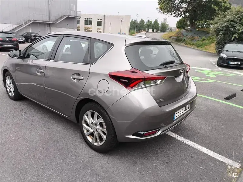 Usado Toyota Auris Active 116 CV (85 kW) 2015 Marrón Berlina