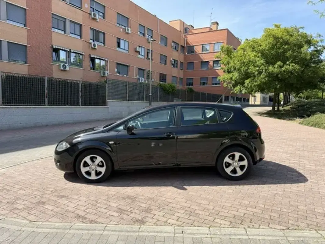 Usado Seat Leon Reference 105 CV (77 kW) 2008 Negro Utilitario