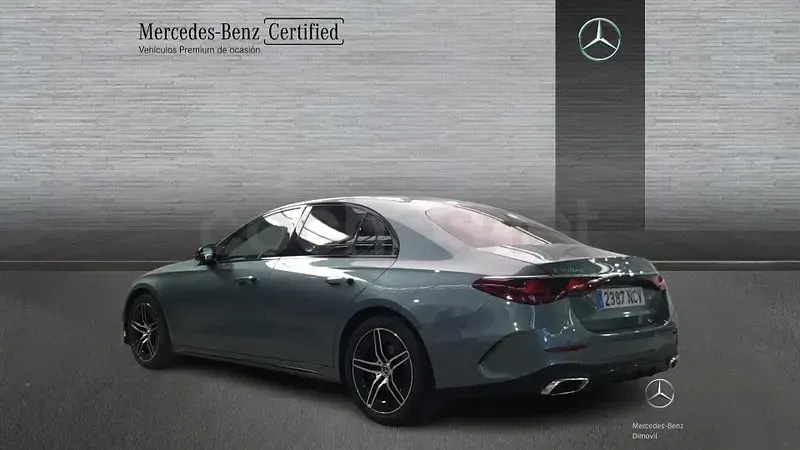 Usado Mercedes E220 197 CV (144 kW) 2025 Gris / plata Berlina