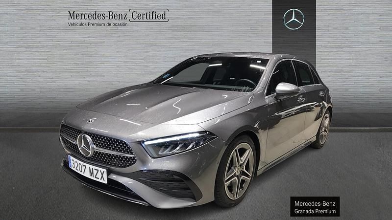 Gris Usado 2025 Mercedes A180 AMG line Berlina | 33.400 € (Precio justo) - Imagen 1/4