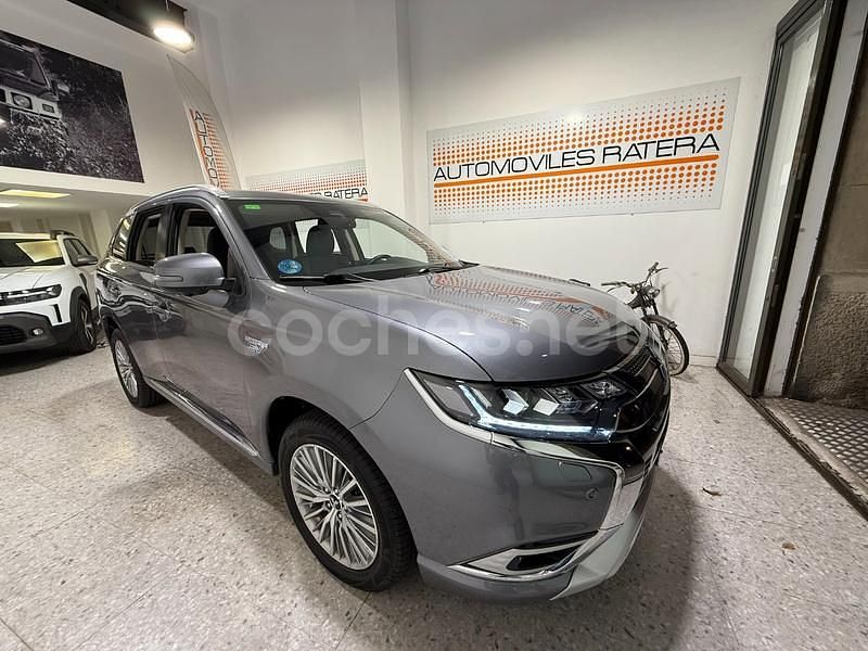 Gris / plata Usado 2019 Mitsubishi Outlander P-HEV Motion SUV | 27.900 € - Imagen 1/4
