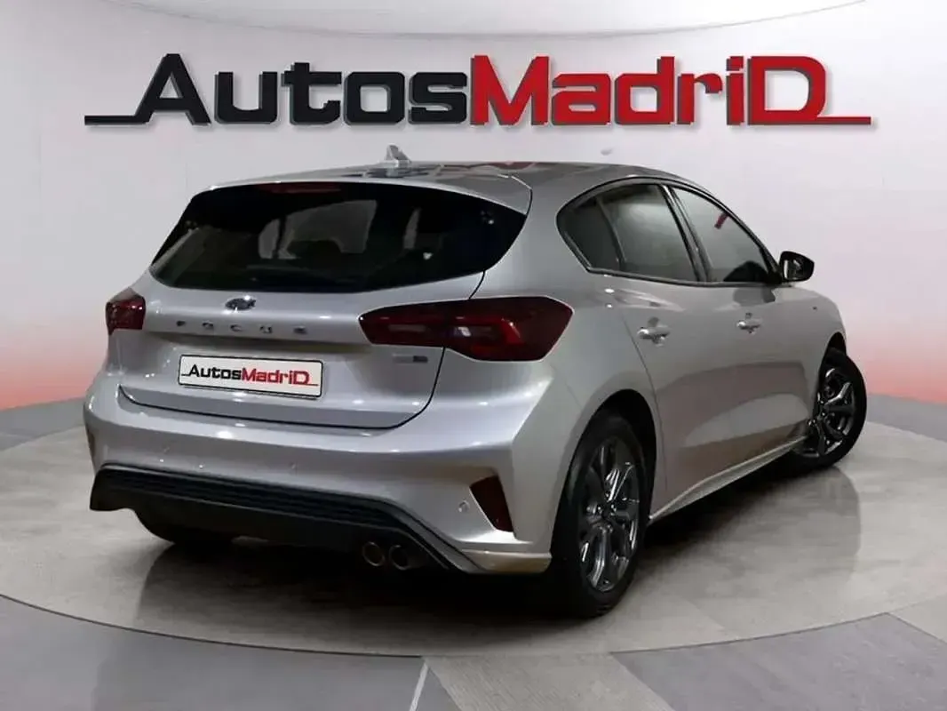Usado Ford Focus ST-Line 125 CV (91 kW) 2023 Plateado Berlina