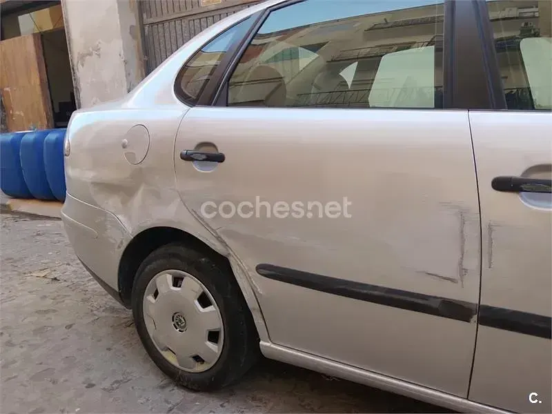 Usado Seat Cordoba 130 CV (95 kW) 2004 Gris / plata Berlina