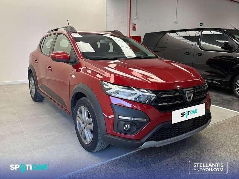 Usado Dacia Sandero Expression 91 CV (66 kW) 2022 Gris Utilitario