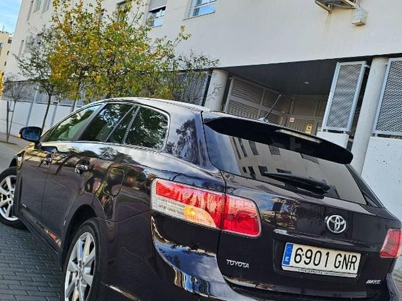 Usado Toyota Avensis Advance 126 CV (92 kW) 2009 Violeta / lila Familiar