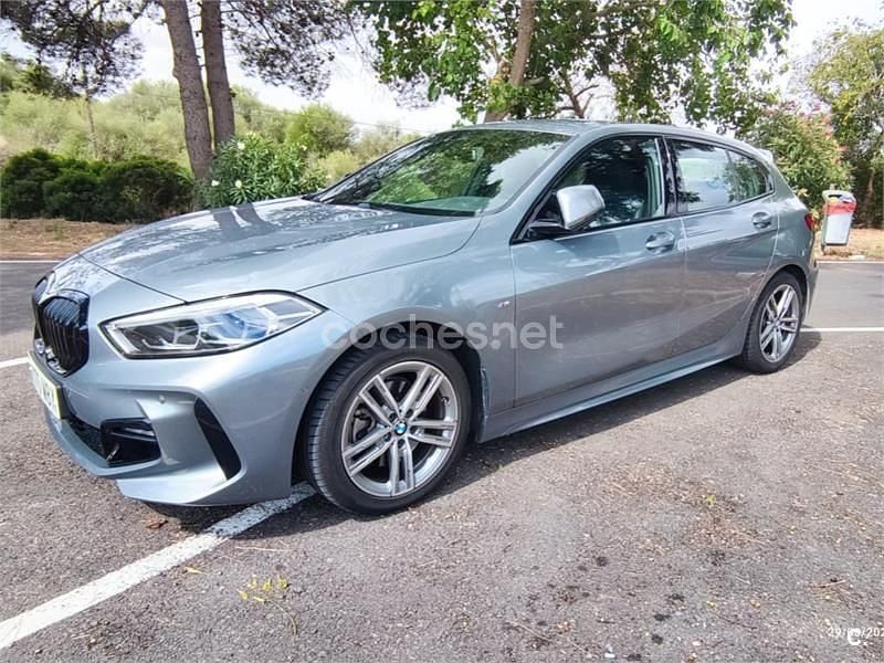 Gris / plata Usado 2023 BMW 118 Sport Line Utilitario | 26.900 € (Precio justo) - Imagen 1/4