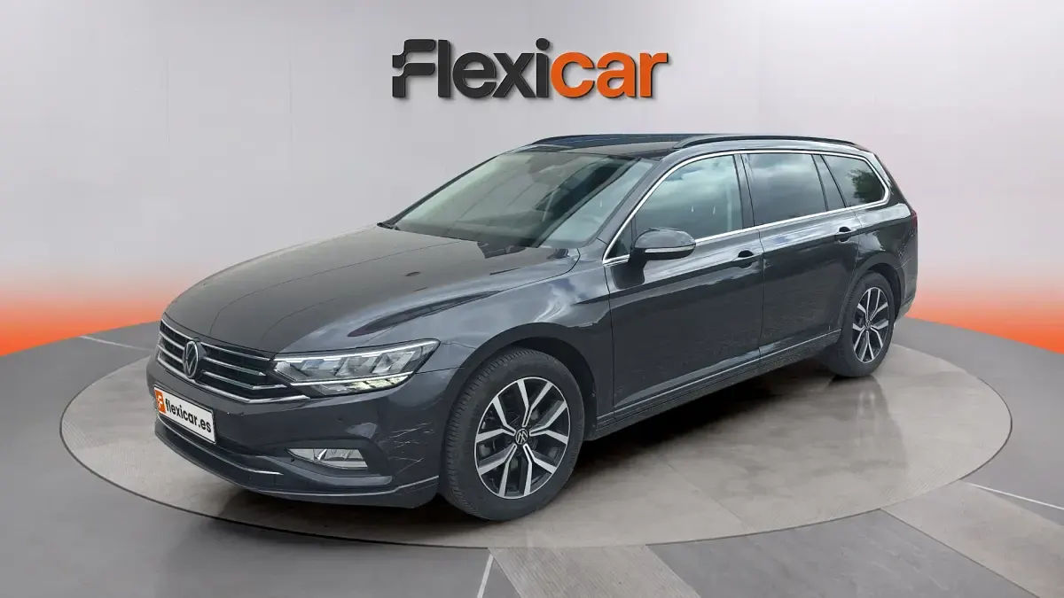 Usado VW Passat 122 CV (89 kW) 2022 Gris Familiar