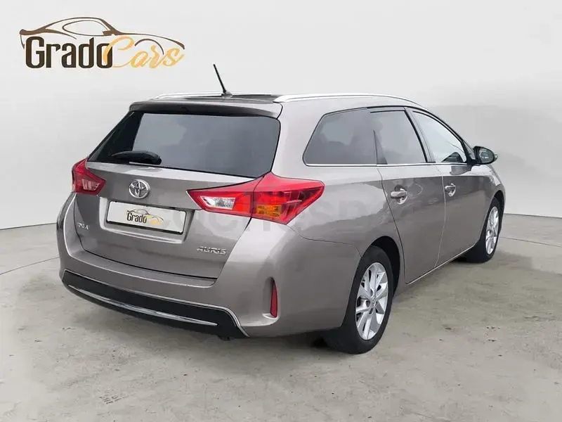 Usado Toyota Auris Active 124 CV (91 kW) 2014 Beige Familiar