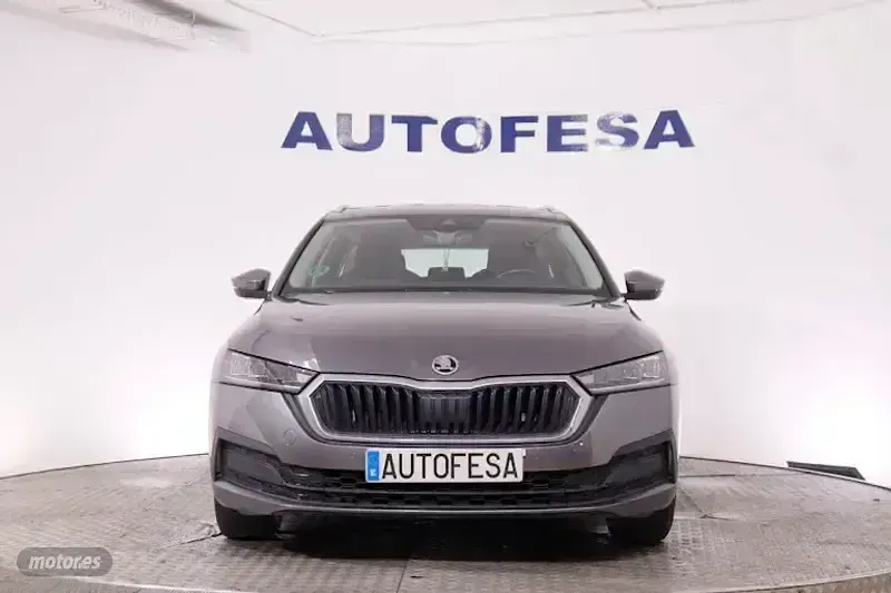 Usado Skoda Octavia Ambition 150 CV (110 kW) 2023 Gris Familiar