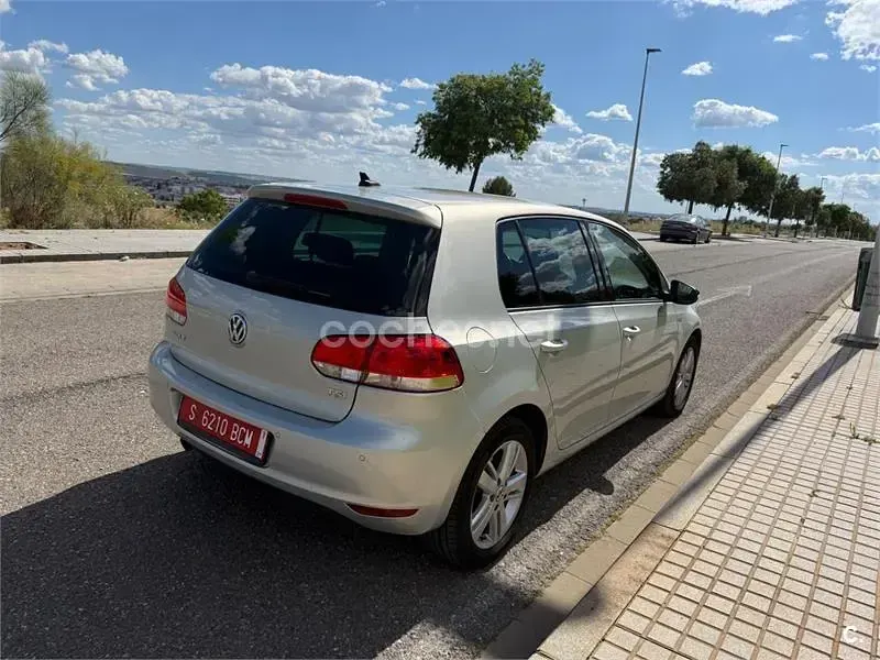 Usado VW Golf VII Advance 105 CV (77 kW) 2012 Gris / plata Berlina