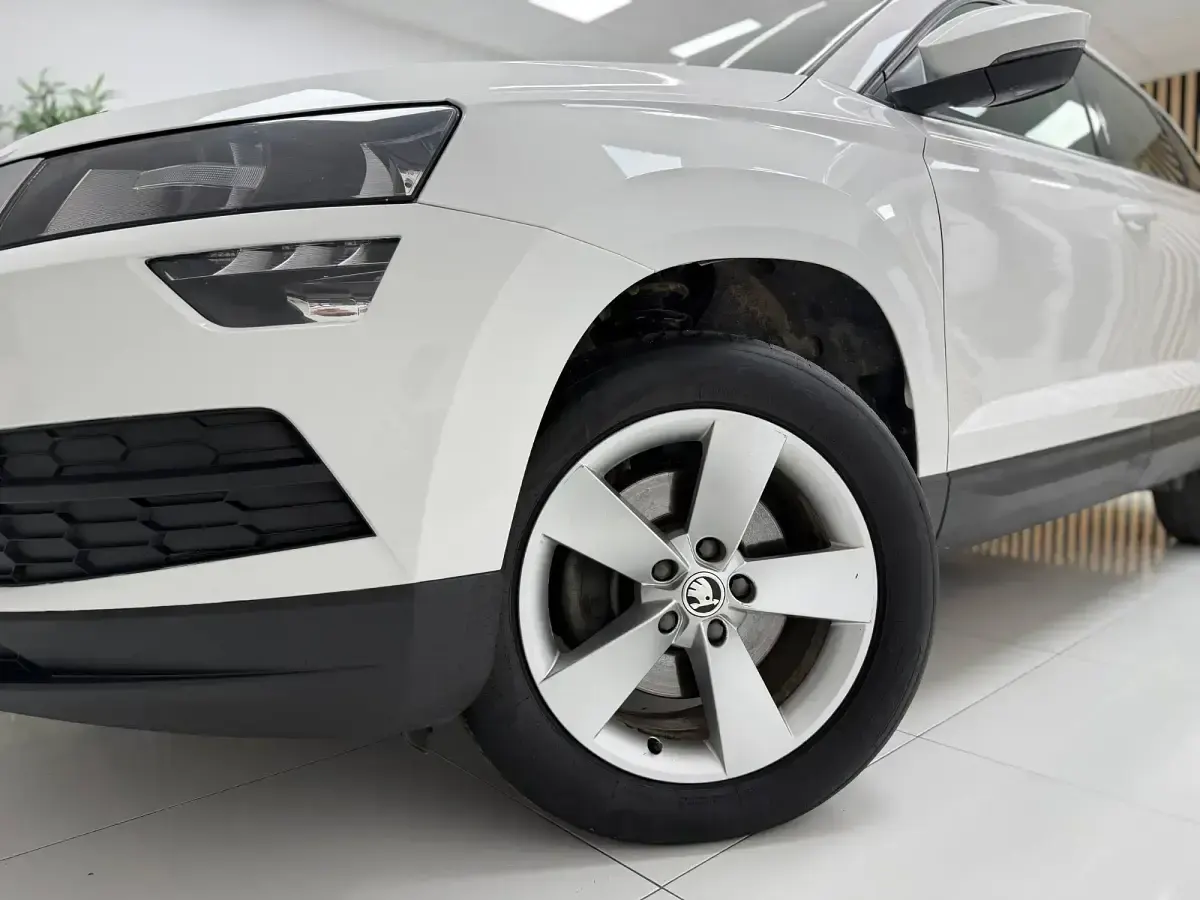 Usado Skoda Karoq Ambition 150 CV (110 kW) 2020 Blanco SUV