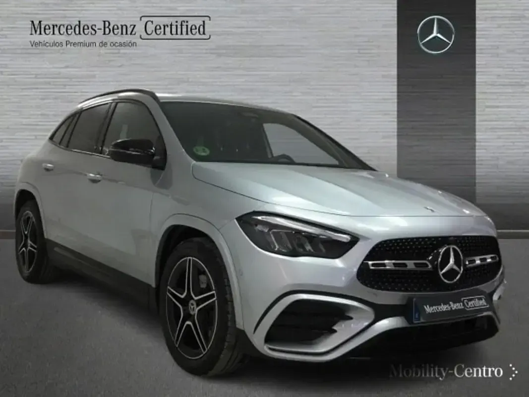 Usado Mercedes GLA200 AMG line 150 CV (110 kW) 2024 Plata hightech SUV