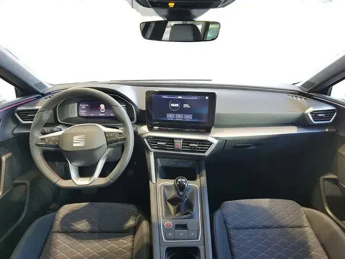 Usado Seat Leon Style 116 CV (85 kW) 2024 Negro