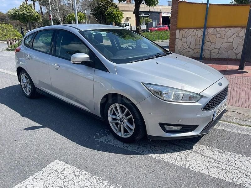 Usado Ford Focus Trend 125 CV (91 kW) 2015 Gris / plata Berlina