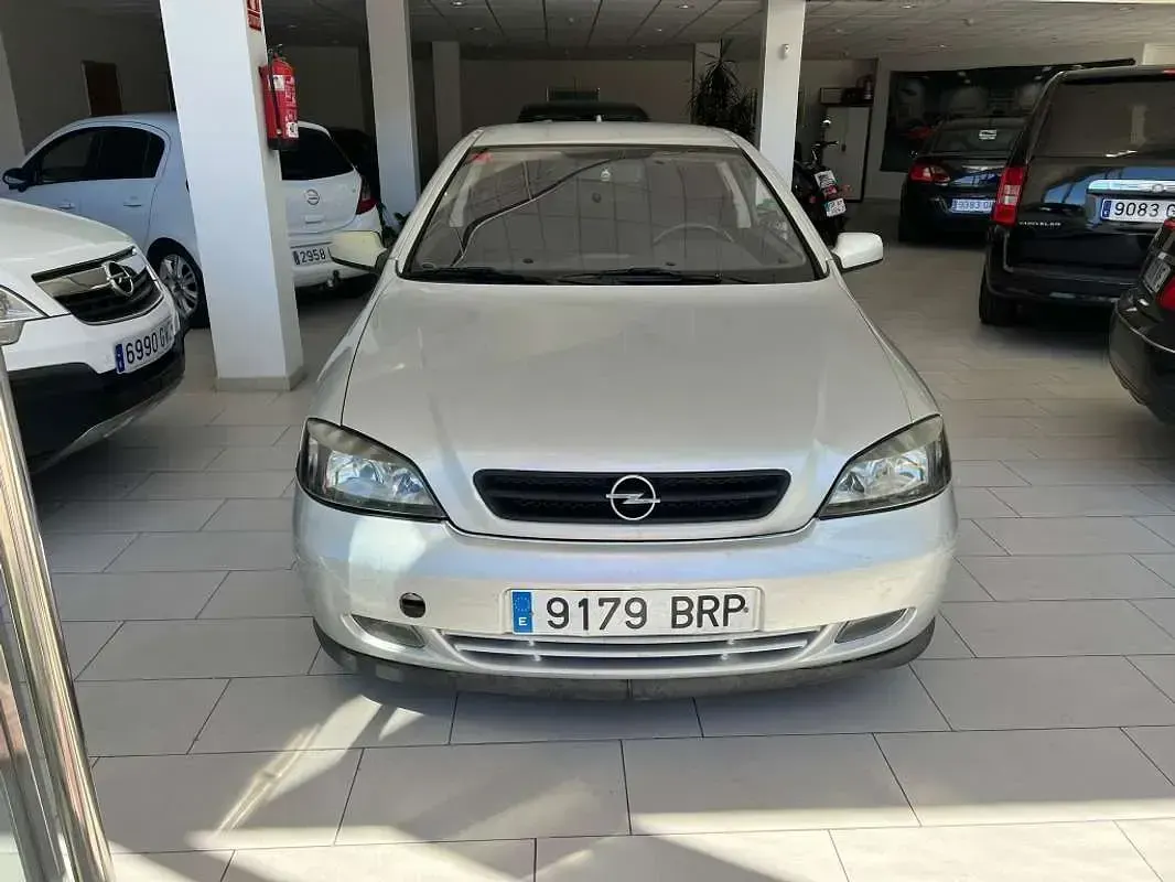 Usado Opel Astra Edition 125 CV (91 kW) 2001 Plateado Coupe
