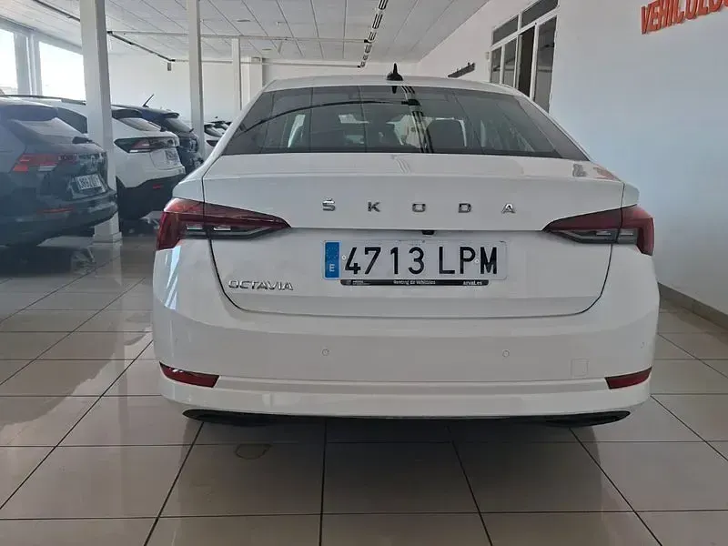Usado Skoda Octavia Ambition 150 CV (110 kW) 2021 Blanco Berlina
