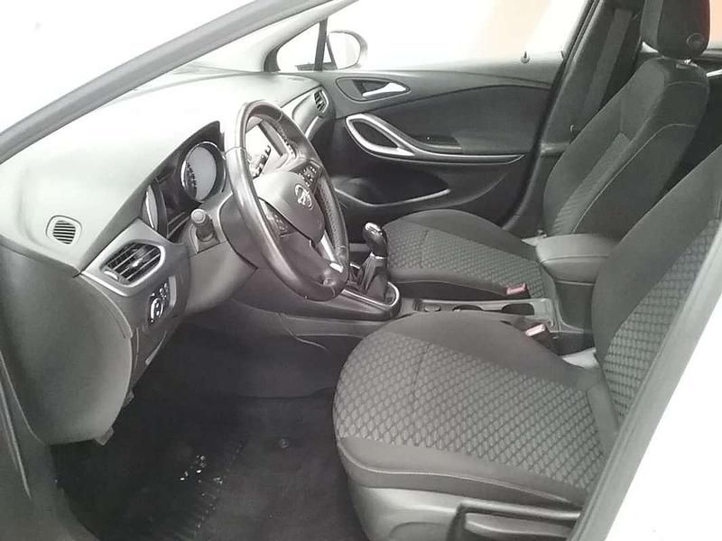 Usado Opel Astra Selective 110 CV (80 kW) 2019 Blanco Familiar