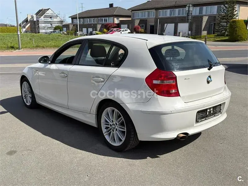 Usado BMW 118 Sport Line 143 CV (105 kW) 2011 Blanco Utilitario