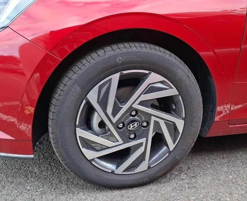 Usado Hyundai i20 Blackline 100 CV (73 kW) 2025 Rojo dragón (techo negro) Utilitario