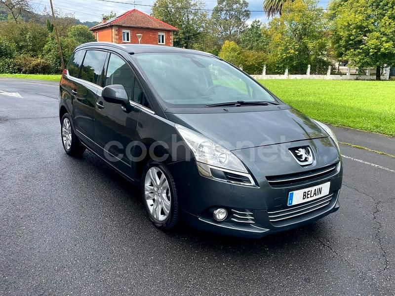 Gris / plata Usado 2013 Peugeot 5008 Active Monovolumen | 5999 € (Buen precio) - Imagen 1/4