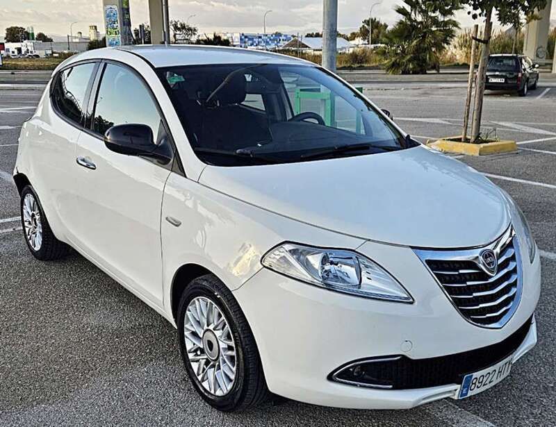 Blanco Usado 2014 Lancia Ypsilon Silver Utilitario | 4990 € - Imagen 1/4