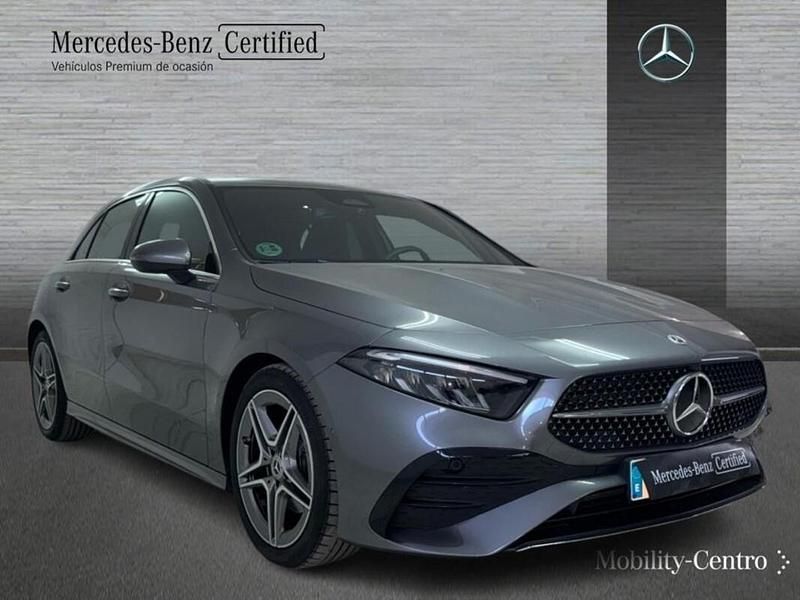 Usado Mercedes A180 AMG line 116 CV (85 kW) 2024 Gris montaña Utilitario