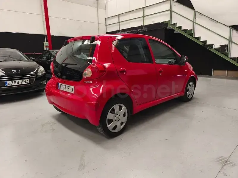 Usado Toyota Aygo 54 CV (39 kW) 2007 Rojo Utilitario