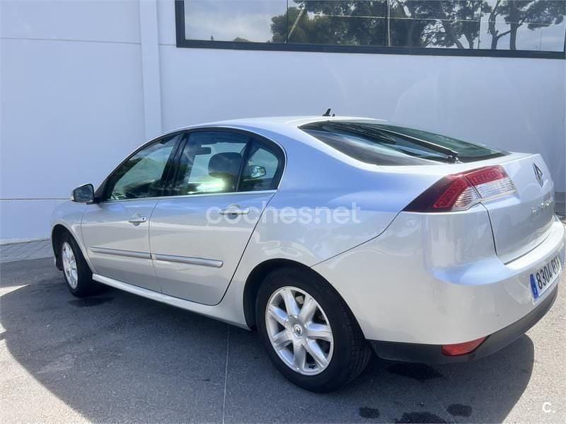 Usado Renault Laguna III Expression 140 CV (102 kW) 2010 Gris / plata Berlina