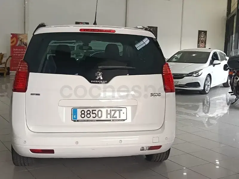 Usado Peugeot 5008 Active 120 CV (88 kW) 2014 Blanco Monovolumen