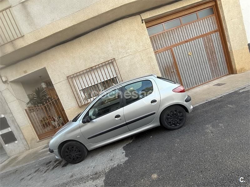 Usado Peugeot 206 75 CV (55 kW) 2002 Gris / plata Berlina