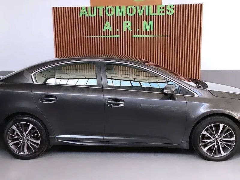 Usado Toyota Avensis Advance 143 CV (105 kW) 2017 Gris / plata Berlina