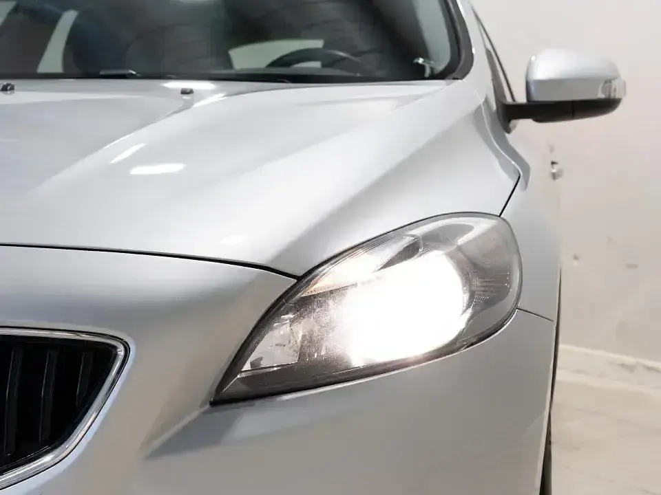Usado Volvo V40 Kinetic 120 CV (88 kW) 2017 Gris Berlina