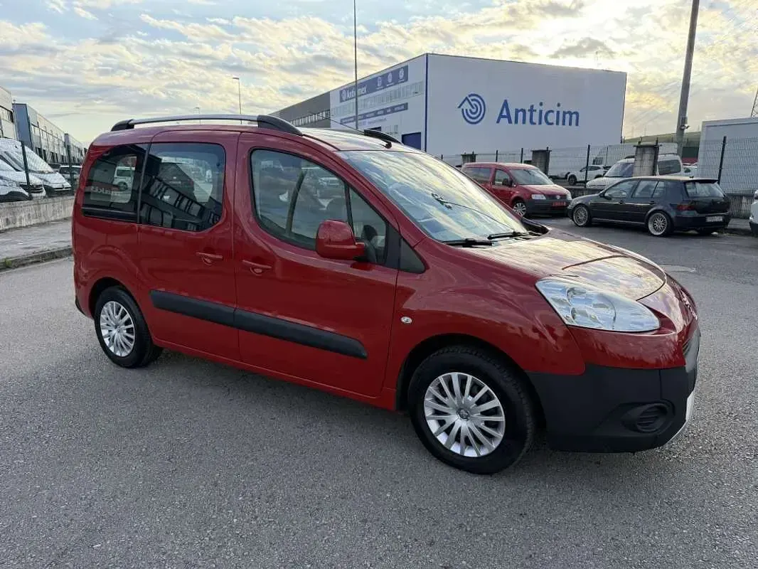 Usado Peugeot TePee Access 92 CV (67 kW) 2013 Rojo Van