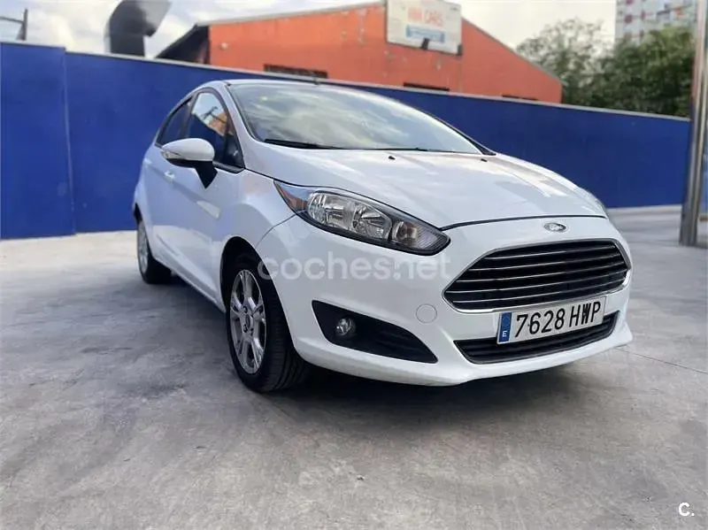 Usado Ford Fiesta Trend 100 CV (73 kW) 2014 Blanco Utilitario