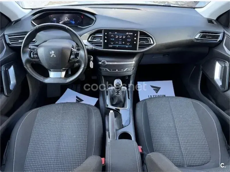 Usado Peugeot 308 Allure 125 CV (91 kW) 2014 Blanco Berlina