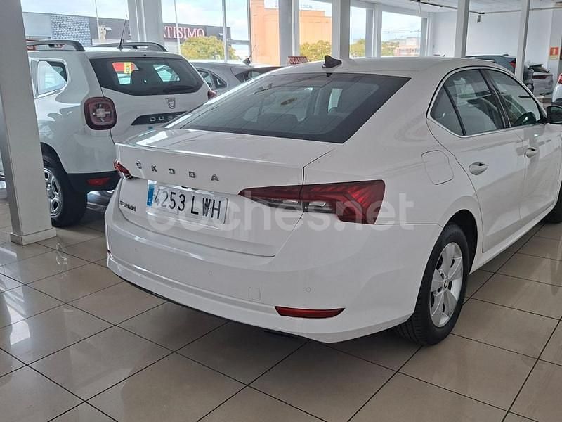 Usado Skoda Octavia Ambition 150 CV (110 kW) 2022 Blanco Berlina