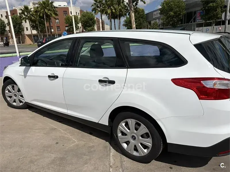 Usado Ford Focus Trend 95 CV (69 kW) 2014 Blanco Familiar