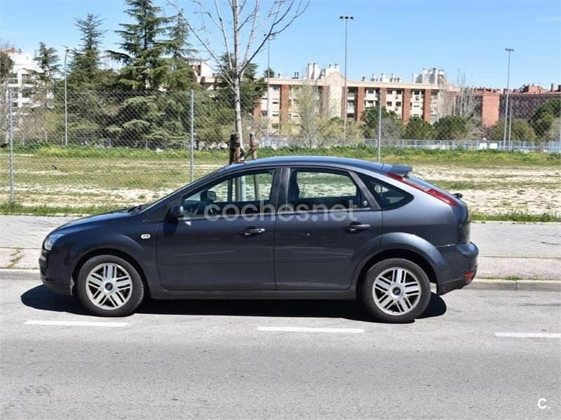 Gris / plata Usado 2005 Ford Focus Ghia Berlina | 4700 € (Precio justo) - Imagen 1/4