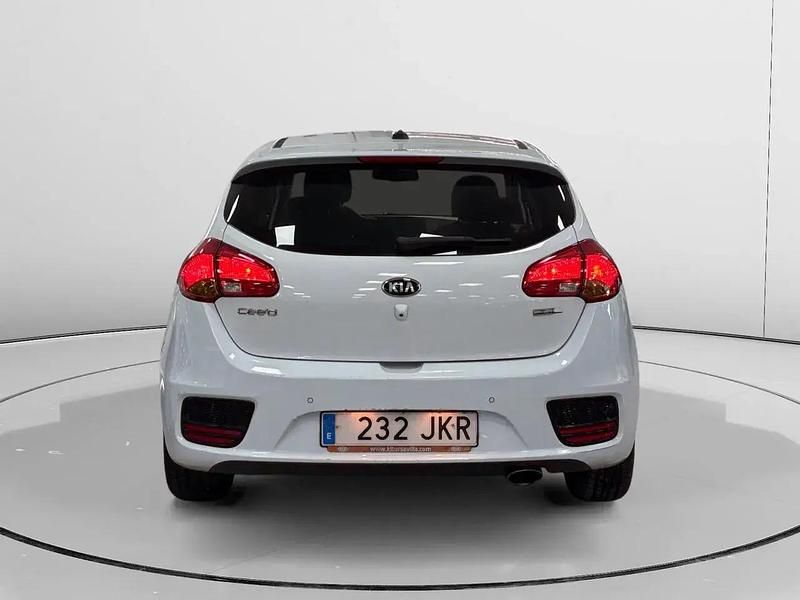 Używany Kia Ceed 120 KM (88 kW) 2015 Biały Hatchback