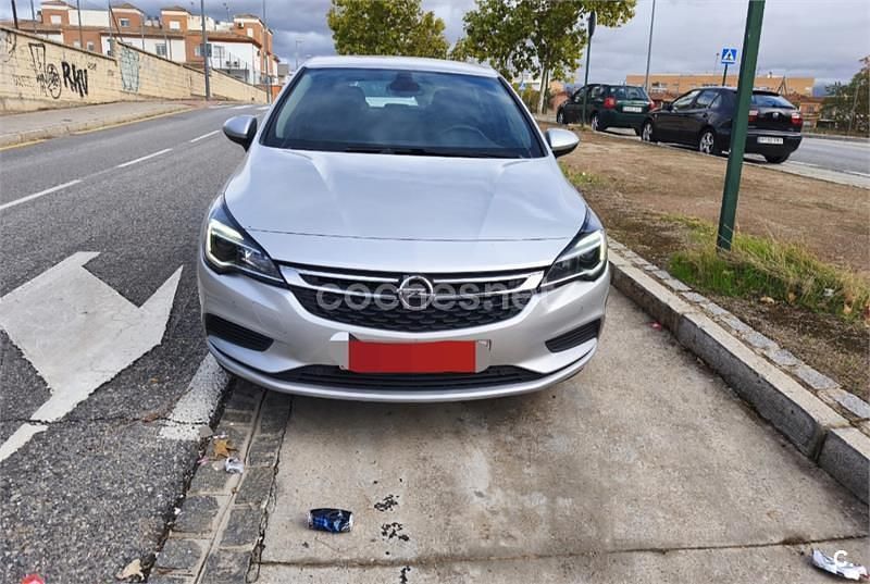Usado Opel Astra 105 HP (77 kW) 2019 Cinzento Sedan