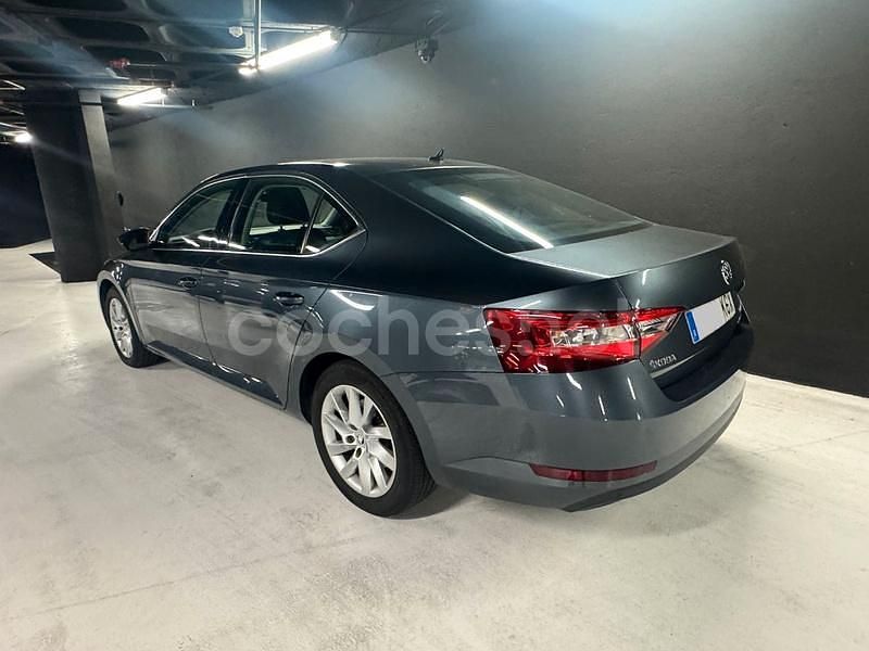 Usado Skoda Superb Ambition 150 CV (110 kW) 2017 Gris / plata Berlina