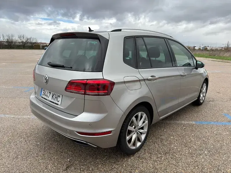 Usado VW Golf Sportsvan Advance 130 CV (95 kW) 2018 Gris / plata Monovolumen