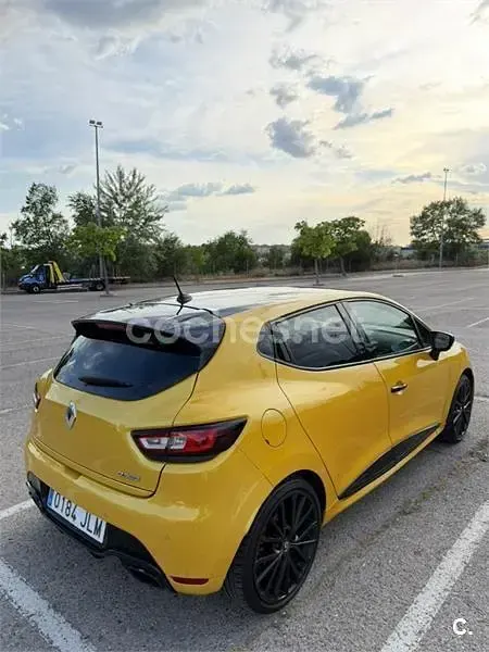 Usado Renault Clio IV 200 CV (147 kW) 2013 Amarillo Berlina